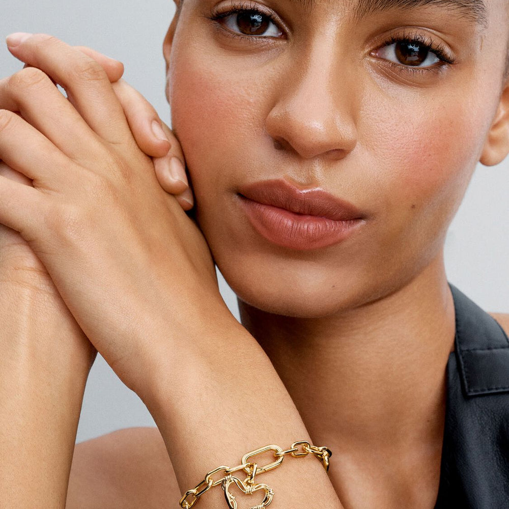 
                  
                    Charm Medallion Wire Heart Pandora ME 762526C00
                  
                